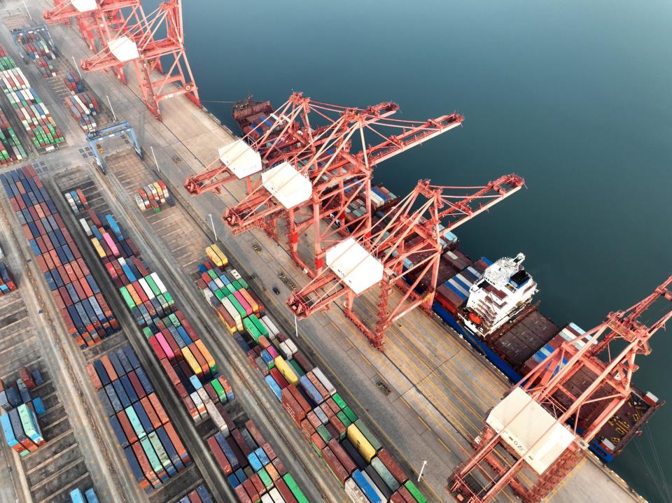 Seefrachtschiffe be- und entladen Fracht am Terminal der Port Orient Company in Lianyungang in der ostchinesischen Provinz Jiangsu. - Copyright: picture alliance / CFOTO | CFOTO