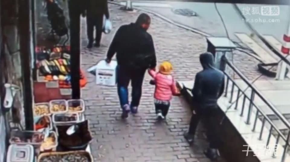 Footage shows the man stalking the pair after they leave a market stall. Source: TV Soho