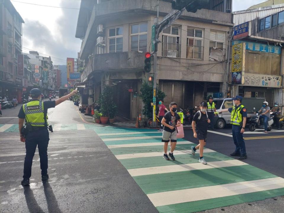 新北市警察局全體總動員，針對護童、取締違規學(幼)童車、巡邏及交通整理等各項勤務，擴大加強交通疏導作為。（瑞芳警分局提供）