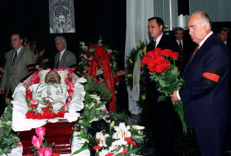 FILE PHOTO: Russian Prime Minister Viktor Chernomyrdin attends a funeral of Ivan Kivelidi, a prominent Russian banker and the chairman of the 'Russian Businessmen' round table organisation in Moscow, Russia August 8, 1995. REUTERS/Alexander Natruskin/File Photo
