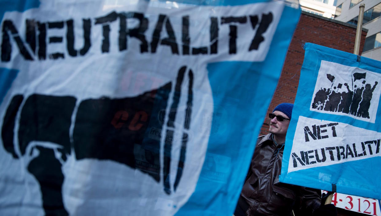  Activists gather before a hearing at the Federal Communications Commission on December 14, 2017 in Washington, DC. / AFP PHOTO / Brendan Smialowski (Photo credit should read BRENDAN SMIALOWSKI/AFP via Getty Images). 