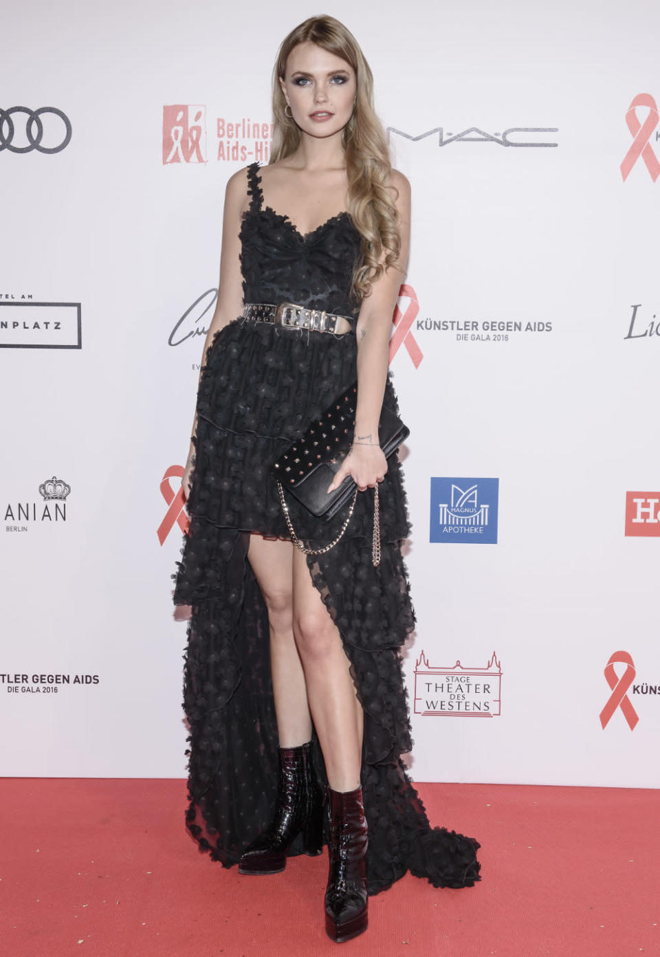 Keine Ahnung, wie Bonnie Strange das macht – aber „too much“ sieht an der 30-jährigen Fashionista immer nach „genau richtig“ aus – so auch auf der „Artists Against AIDS“-Gala in Berlin, zu der sie in diesem Look von Ewa Herzog erschien. (21. November 2016, Bild: Getty Images)