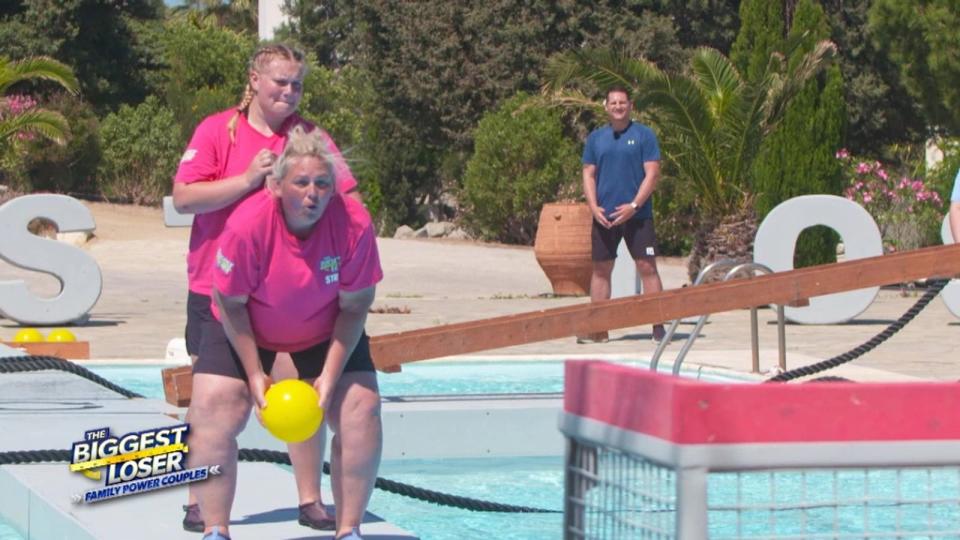 Bei der Challenge am Pool mussten Bälle im Zielkorb versenkt werden. Ex-Handballerin Steffi galt als Favoritin. (Bild: SAT.1)