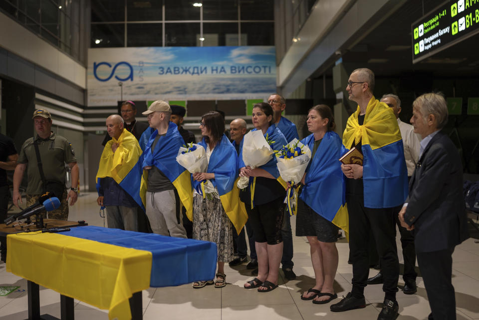 Nariman Dzhelyal (segundo por la derecha), vicepresidente del Mejlis, o Congreso del Pueblo Tártaro de Crimea, junto a otros prisioneros recién liberados, en el aeropuerto de Kiev, Ucrania, el 29 de junio de 2024. Diez ucranianos que llevaban años retenidos fueron liberados de su cautiverio ruso con la mediación del Vaticano, según el presidente de Ucrania, Volodymyr Zelenskyy. (AP Foto/Alex Babenko)