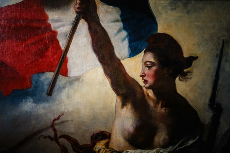 Una foto muestra la figura de la Marianne, protagonista del cuadro "La Libertad guiando al pueblo" del pintor francés Eugène Delacroix (1798-1863), durante su restauración en un laboratorio dentro del Museo del Louvre, en París, donde volverá a ser expuesto el 2 de mayo de 2024 (Dimitar DILKOFF)