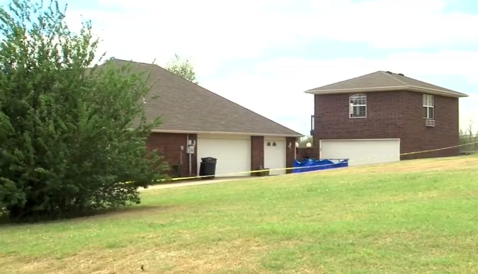 La casa en Broken Arrow, Oklahoma, donde el hijo del dueño acribilló con un AR-15 a tres jóvenes que irrumpieron por la noche en la vivienda. (ABC)