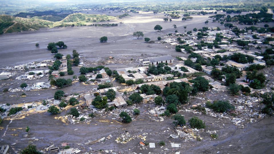 L'éruption du volcan Nevado del Ruiz en novembre 1985 a dévasté la ville d'Armero, en Colombie, lorsqu'un lahar a tué plus de 23 000 personnes en quelques minutes.  -Jacques Langevin/Sygma/Getty Images