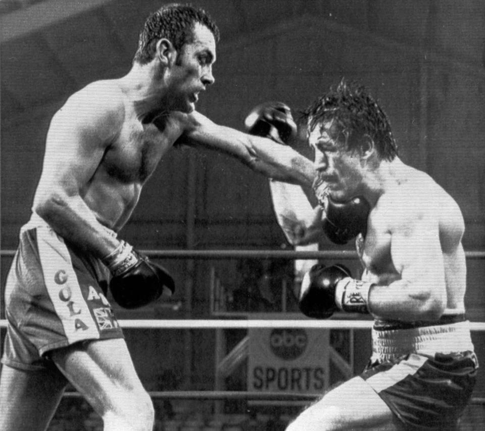 Minter connects with a left hook on Antuofermo in 1980AP