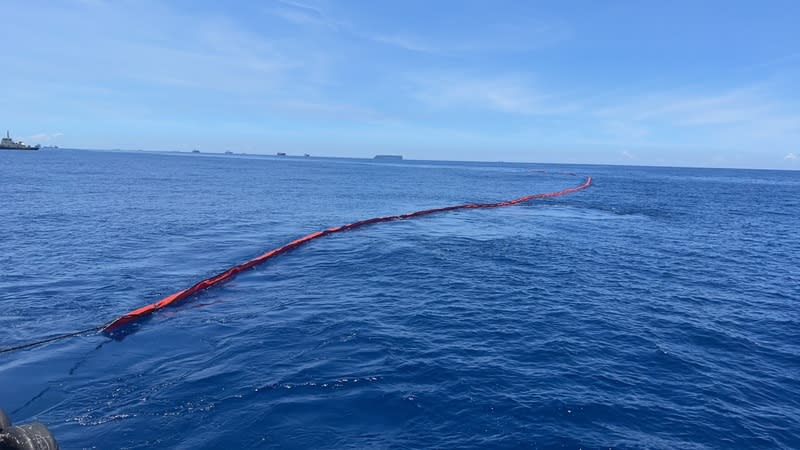 帛琉籍貨櫃船「天使輪」在高雄港外海進水沉沒，船艙仍有逾400噸油料，高雄港已圍設攔油索。為避免船內殘油滲出，預計22日下午進行沉船通氣孔封閉及抽油等防污作業。（圖／高雄港務分公司提供） 