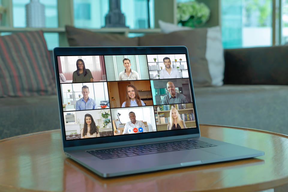 Würde es nicht auffallen, wenn eine Mitarbeitern etwas anderes als die weißen oder unifarbenen Hemden trägt - und das bei jedem einzelnen Zoom-Meeting? (Symbolbild: Getty Images)