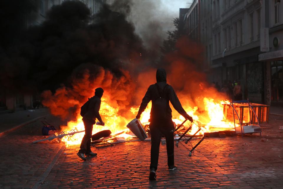 Protesters set barricades&nbsp;on fire.&nbsp;