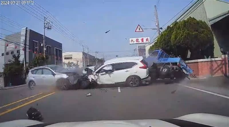 灰色休旅車不明原因跨越雙黃線，衝撞白色休旅車，一旁的藍色小貨車遭推撞翻覆。(圖／翻攝畫面)