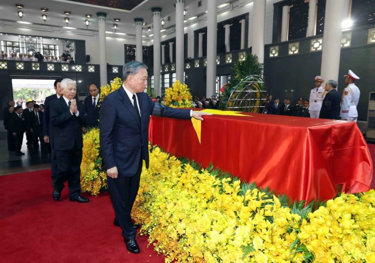 El presidente de Vietnam, To Lam, rinde su tributo al fallecido secretario general del Partido Comunista y líder de facto del país, Nguyen Phu Trong, en su funeral en Hanói el 25 de julio de 2024 (Phạm Trung Kiên)