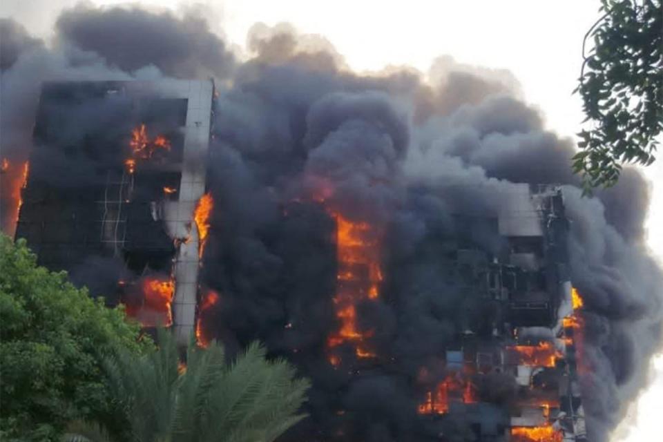 「大尼羅河石油公司」大樓被戰火波及。（圖／翻攝X）