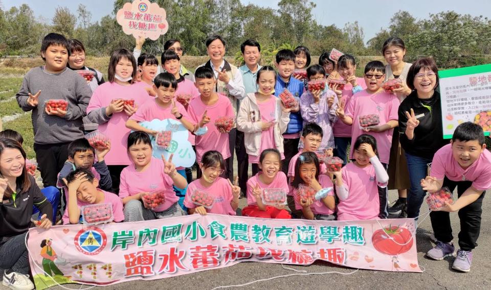 南市校園食農教育體驗育樂營由鹽水岸內國小率先上場。（教育局提供）