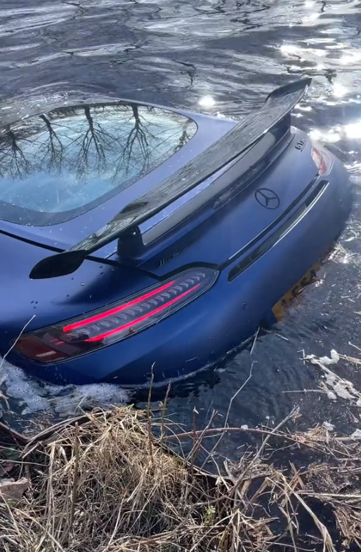 失控的M-Benz AMG GTR落水當下貌似還未熄火。(圖片來源 / TikTok)