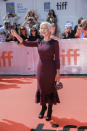 <p>Vom Fächer bis hinab zu den strassbesetzten Schuhen legte Helen Mirren in Toronto einen glänzenden Auftritt hin. Die 72-jährige Oscar-Preisträgerin war mit dem romantischen Drama „The Leisure Seeker“ bei dem Festival vertreten. (Bild: ddp Images) </p>