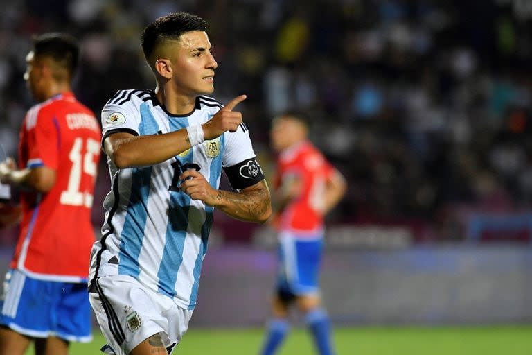 Thiago Almada anotó dos de los cinco goles de Argentina ante Chile; el equipo albiceleste se clasificó al cuadrangular final en Venezuela