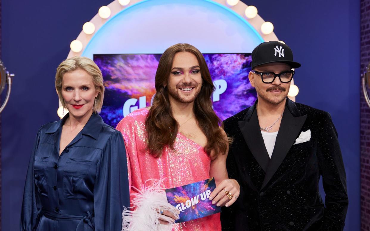 Auch in der zweiten Staffel "Glow Up - Deutschlands nächster Make-up-Star" führt Host Riccardo Simonetti (Mitte) wieder durch die Show. Der Influencer und Aktivist ist selbst sehr Make-Up-affin und leistet den Teilnehmenden seelische Unterstützung während der Challenges. Armin Morbach und Loni Baur sind Experten der Branche und kritische Jury. (Bild: ZDF / Ariel Oscar Greith)