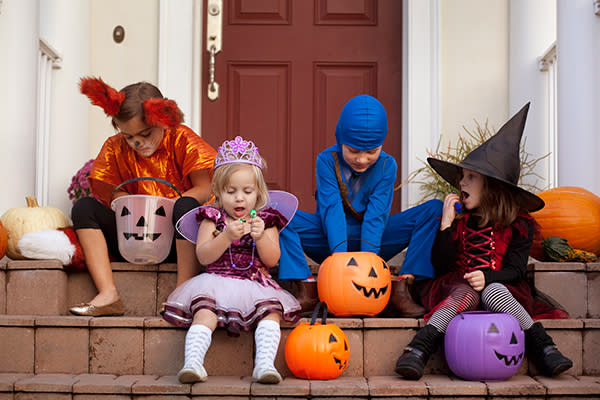 Existen algunas tácticas que podrían ayudar a tus hijos a comer dulces sin tener problemas bucales. Foto: Kinzie+Riehm/Getty Images