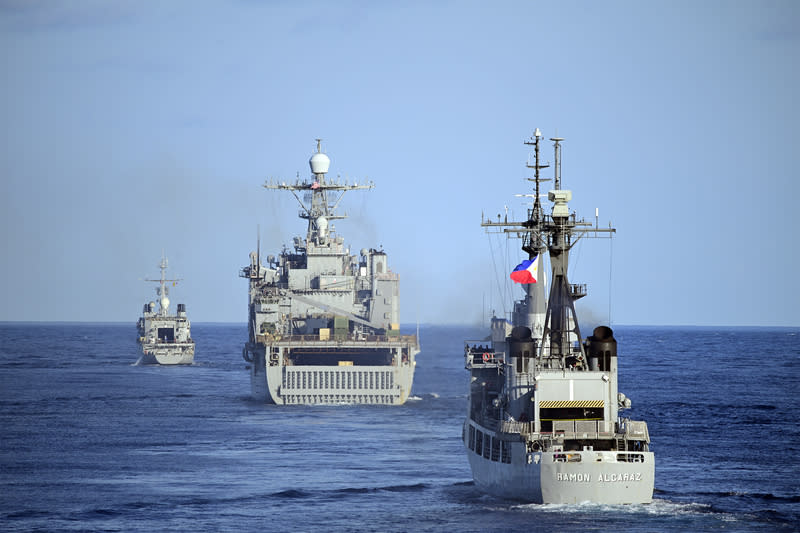 美菲法多邊海上演習 法國巡防艦「葡月號」（左）、美國船塢登陸艦「哈 泊斯費里號」（中）、菲律賓近海巡邏艦「艾卡拉茲 號」（右）和船塢登陸艦「南納卯號」25日展開為期 5天的美菲法多邊海上演習。 中央社特約記者Edward Bungubung攝  113年4月25日 