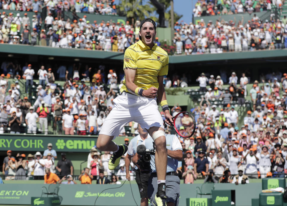 ARCHIVO - En esta foto de archivo del 1 de abril de 2018, John Isner festeja luego de imponerse a Alexander Zverev en la final del Abierto de Miami en Key Biscayne, Florida (AP Foto/Lynne Sladky, archivo)