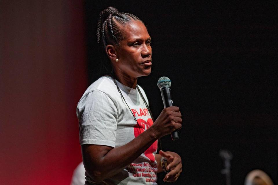 La Dra. Robin R. Starks encabezó el miércoles "Grito unido por la unión", una reunión municipal en el Teatro Sandrell Rivers de Miami que se centró en la violencia con armas de fuego.