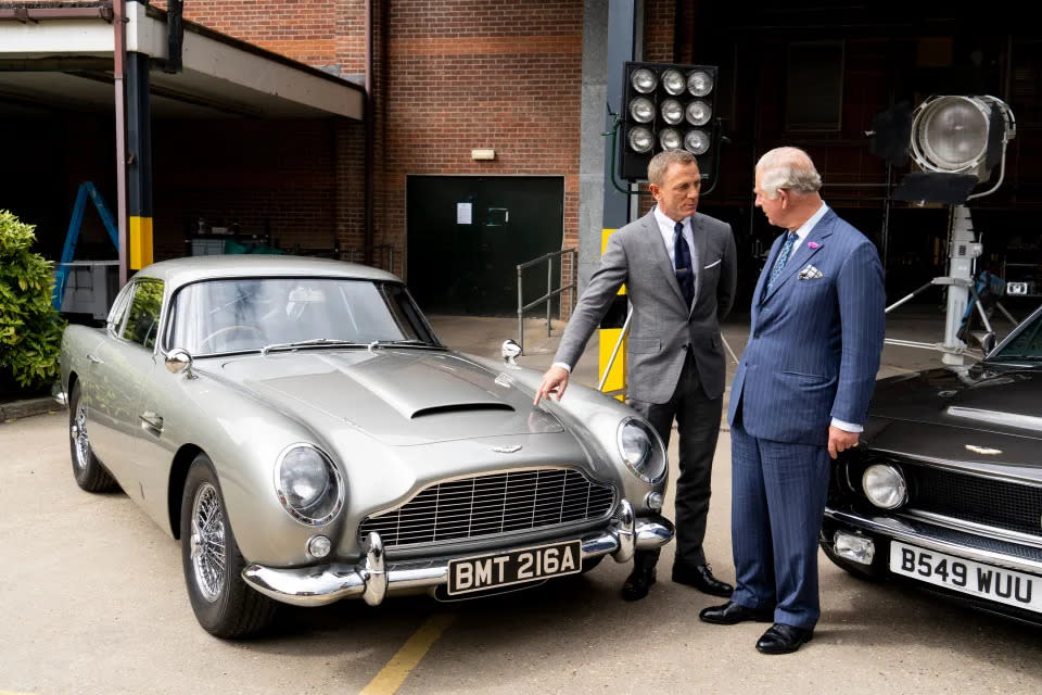 Daniel Craig wie er 2019 dem damaligen Prinzen von Wales eine Tour durch die Pinewood Studios gibt. (Getty Images)