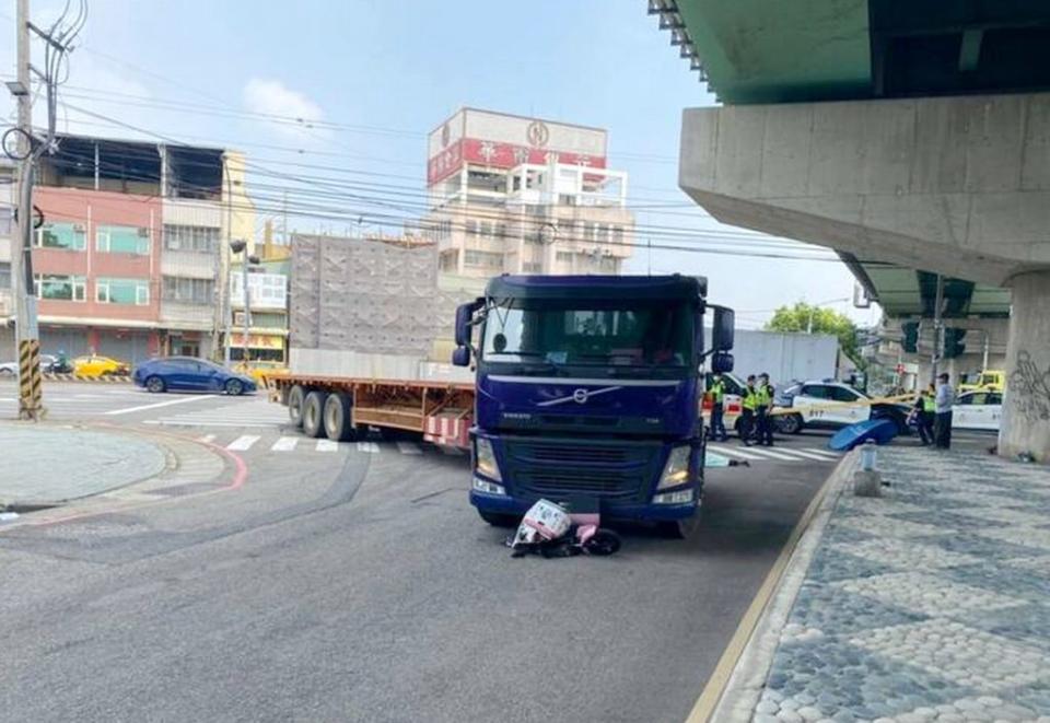 何姓婦人騎乘電動自行車行經烏日區中山路和高鐵路一段橋下與曳引車相撞，當場不治。（記者陳金龍翻攝）