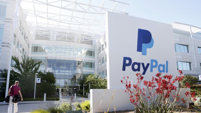 PayPal is embracing bitcoin and virtual currency.