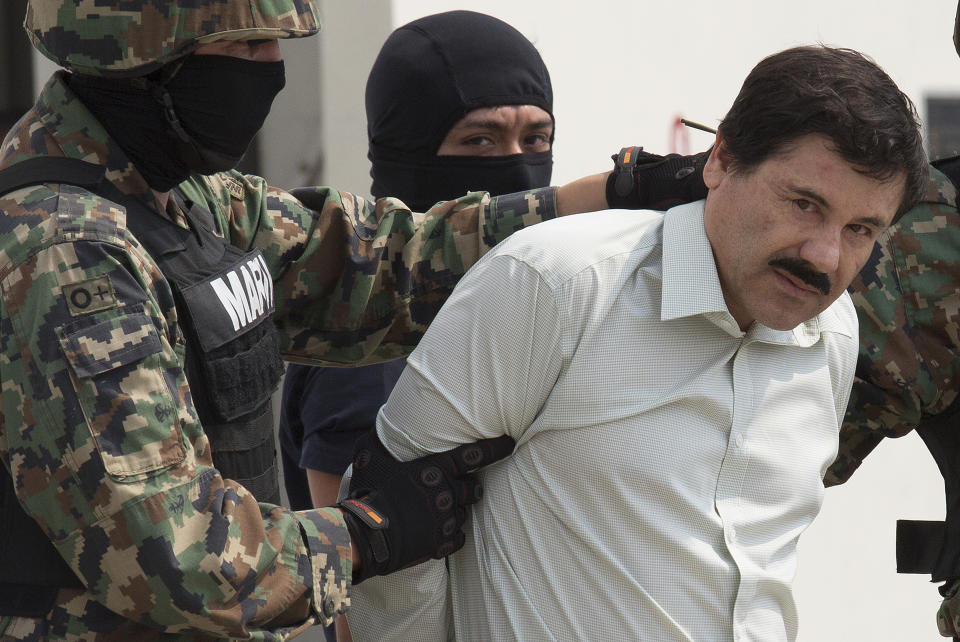 En una foto de 2014, Joaquín ‘El Chapo’ Guzman es escoltado por fuerzas de seguridad de México a un helicóptero (Foto: Susana Gonzalez/Bloomberg via Getty Images)