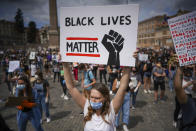 Eine Demonstrantin hält ein Protestschild mit der Aufschrift "Black Lives Matter" bei einem Protest gegen Rassismus und Polizeigewalt auf der Piazza del Popolo in die Höhe. Foto: Andrew Medichini / AP / dpa