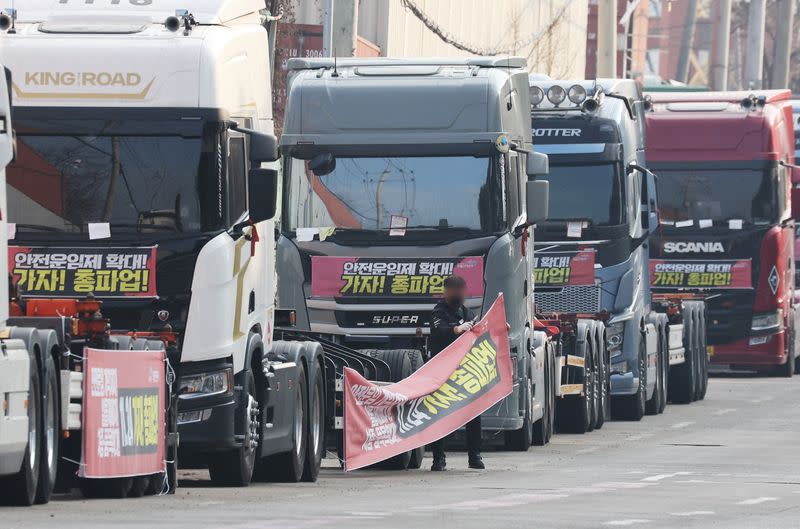 Truckers union decides to end a nationwide strike, in Uiwang