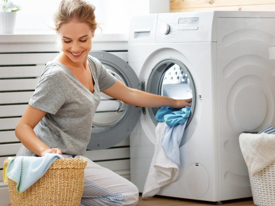 Pro Waschgang verbrauchen moderne Maschinen durchschnittlich 49 Liter. (Bild: Evgeny Atamanenko/Shutterstock.com)