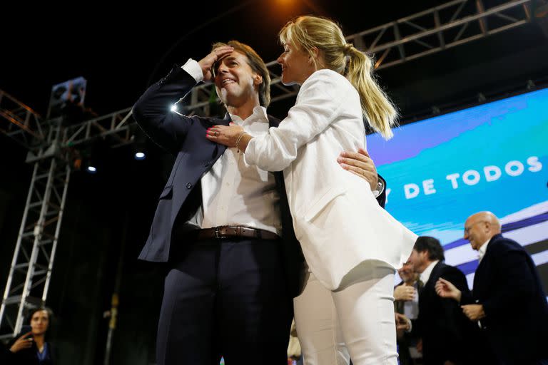 Luis Lacalle Pou y Lorena Ponce de León, junto a partidarios en Montevideo, Uruguay, en 2019. REUTERS/Mariana Greif