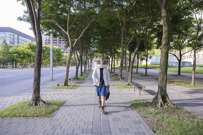 在白晝之夜擔任臺北市一夜市長的毛容容在臺北市街頭視察。（圖／左腦創意提供）