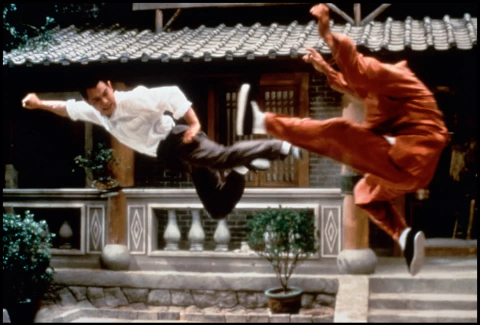 Jet Li (links) in Yuen Woo-pings Film „Fist of Legend“ von 1994. (Alamy) (TCD/Prod.DB, TCD/Prod.DB)