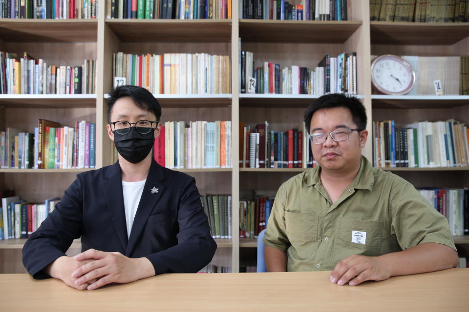 北港進香文化研究學者黃偉強（右），接受保庇NOW專訪。（圖／保庇NOW攝）
