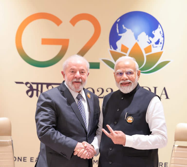El primer ministro de la India, Narendra Modi (d), y el presidente de Brasil, Luiz Inácio Lula da Silva, se dan la mano durante una reunión bilateral tras la sesión de clausura de la cumbre del G20 en Nueva Delhi, el 10 de septiembre de 2023. (Foto de PIB / AFP) / RESTRINGIDO A USO EDITORIAL