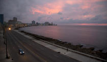 El paseo marítimo del Malecón está desprovisto de personas durante un encierro para frenar la propagación del COVID-19 en La Habana, Cuba, el jueves 18 de junio de 2020. (AP Foto/Ismael Francisco)