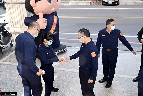 警政署長陳家欽蒞臨竹山分局慰勉員警及協勤民力。（圖：南投縣警局提供）