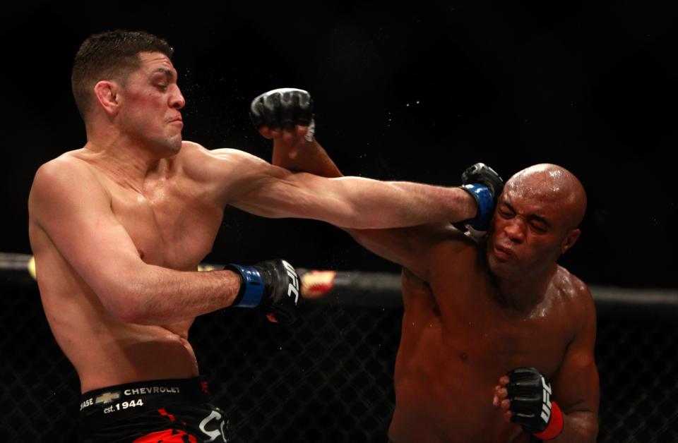 Nick Diaz (izq.) y Anderson Silva intercambian golpes durante su combate. (Steve Marcus/Getty Images)