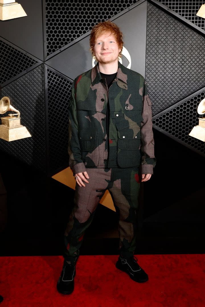 Ed Sheeran optó por una chaqueta con estampado militar y pantalón haciendo juego