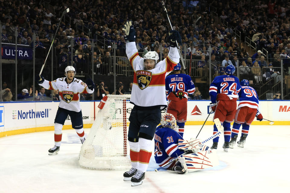 De Panthers vieren het doelpunt van Anton Lundell in de derde periode.  (Bruce Bennett/Getty Images)