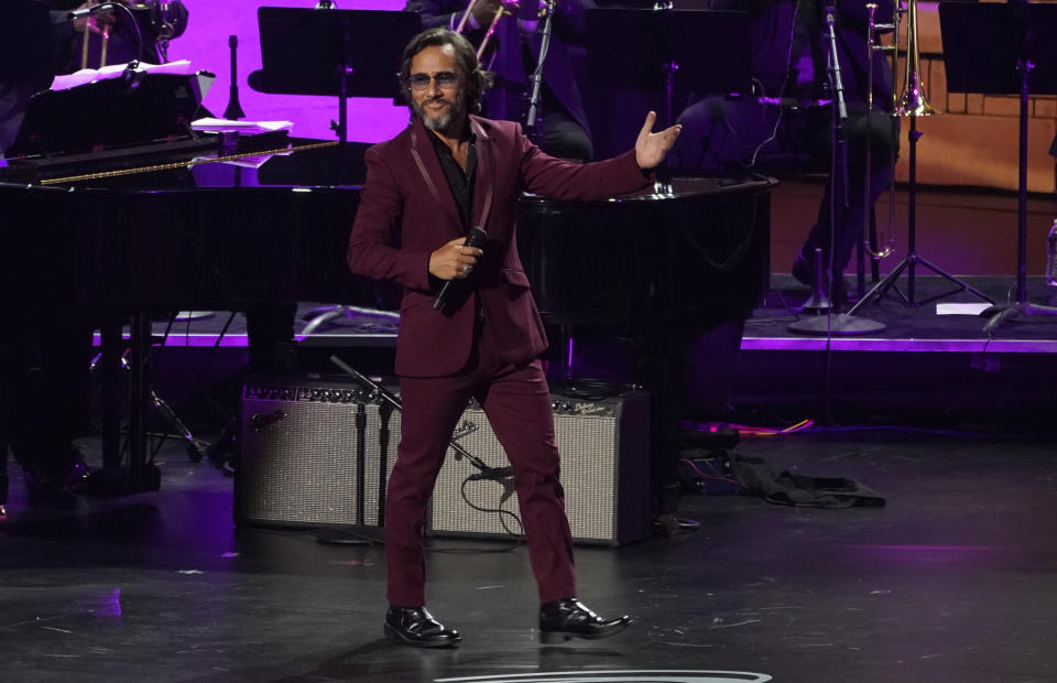 Diego Torres interpreta "El cantante" en la gala en honor a Rubén Blades como Persona del Año de la Academia Latina de la Grabación, el miércoles 17 de noviembre de 2021 en el hotel y casino Mandalay Bay en Las Vegas. (AP Foto/Chris Pizzello)