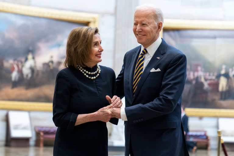 Biden junto a Nancy Pelosi, que ya anunció su retiro