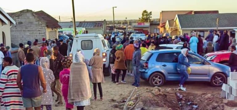 La Policía intentó calmar a la multitud en las afueras del local 