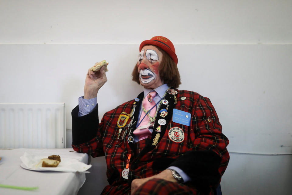 <p>Ein Mann stärkt sich mit einem Sandwich, bevor es in die All Saints Church in London geht. Dutzende Clowns haben dort den 1837 verstorbenen Joseph Grimaldi gefeiert, der als Urvater der Clown-Kunst gilt. (Bild: REUTERS/Simon Dawson) </p>