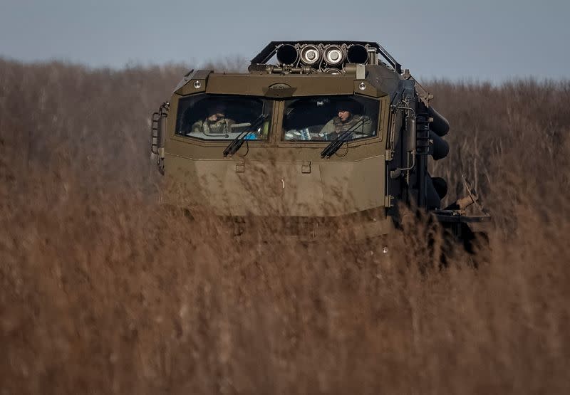 FOTO DE ARCHIVO. Militares ucranianos preparan el fuego con un sistema de cohetes de lanzamiento múltiple Bureviy en una posición en la región de Donetsk, mientras continúa el ataque de Rusia a Ucrania, Ucrania