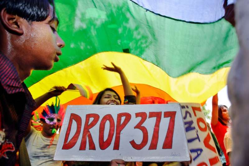 印度民眾上街要求廢除刑法第377條，該法禁止同志性行為，歧視LGBT族群。(美聯社)